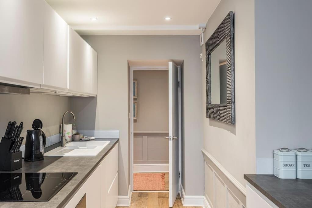 Nelson Crescent East : Modern One Bedroom Basement Apartment In Central Location ラムズゲート エクステリア 写真